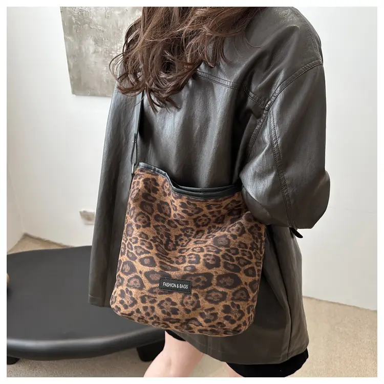 Leopard Print Matte Crossbody Bag Large Capacity 2026 — feature 12