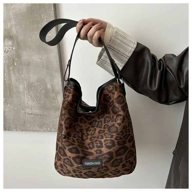 Leopard Print Matte Crossbody Bag Large Capacity 2026 — feature 15