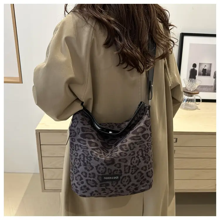 Leopard Print Matte Crossbody Bag Large Capacity 2026 — feature 32
