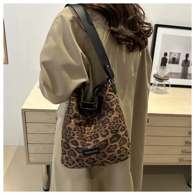 Leopard Print Matte Crossbody Bag Large Capacity 2026 — feature 34