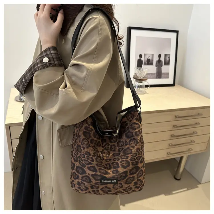 Leopard Print Matte Crossbody Bag Large Capacity 2026 — feature 35