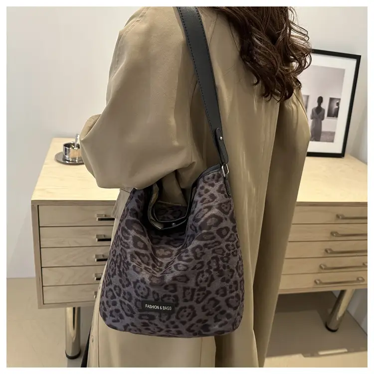 Leopard Print Matte Crossbody Bag Large Capacity 2026 — feature 40