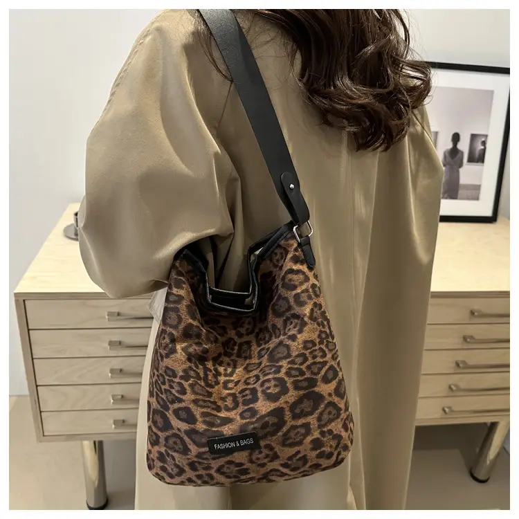 Leopard Print Matte Crossbody Bag Large Capacity 2026 — feature 44
