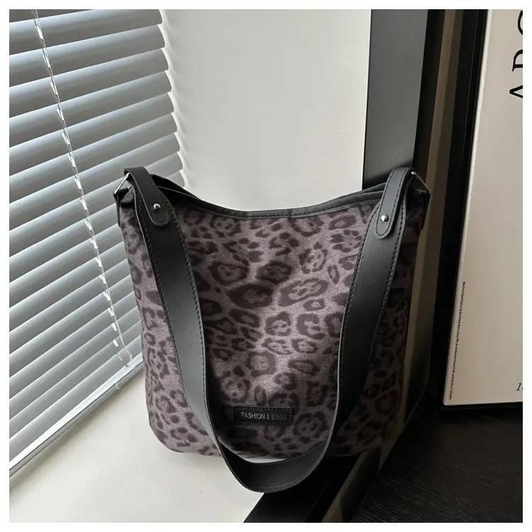 Leopard Print Matte Crossbody Bag Large Capacity 2026 — feature 8