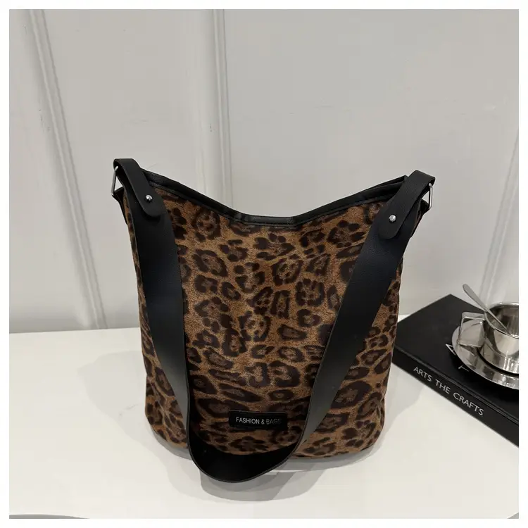 Leopard Print Matte Crossbody Bag Large Capacity 2026 — feature 9
