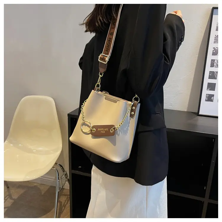 Women's Brown Leather Shoulder Crossbody Bag with Gold Chain — feature 20