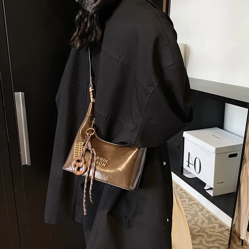 Women's Pleated Shoulder Bag Oil Wax Leather 2024 Winter Brown - Image 8
