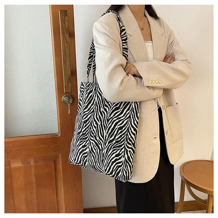 Women's Leopard Print Canvas Shoulder Bag 2024 — feature 10