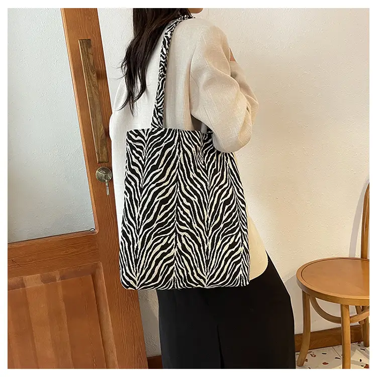 Women's Leopard Print Canvas Shoulder Bag 2024 — feature 11