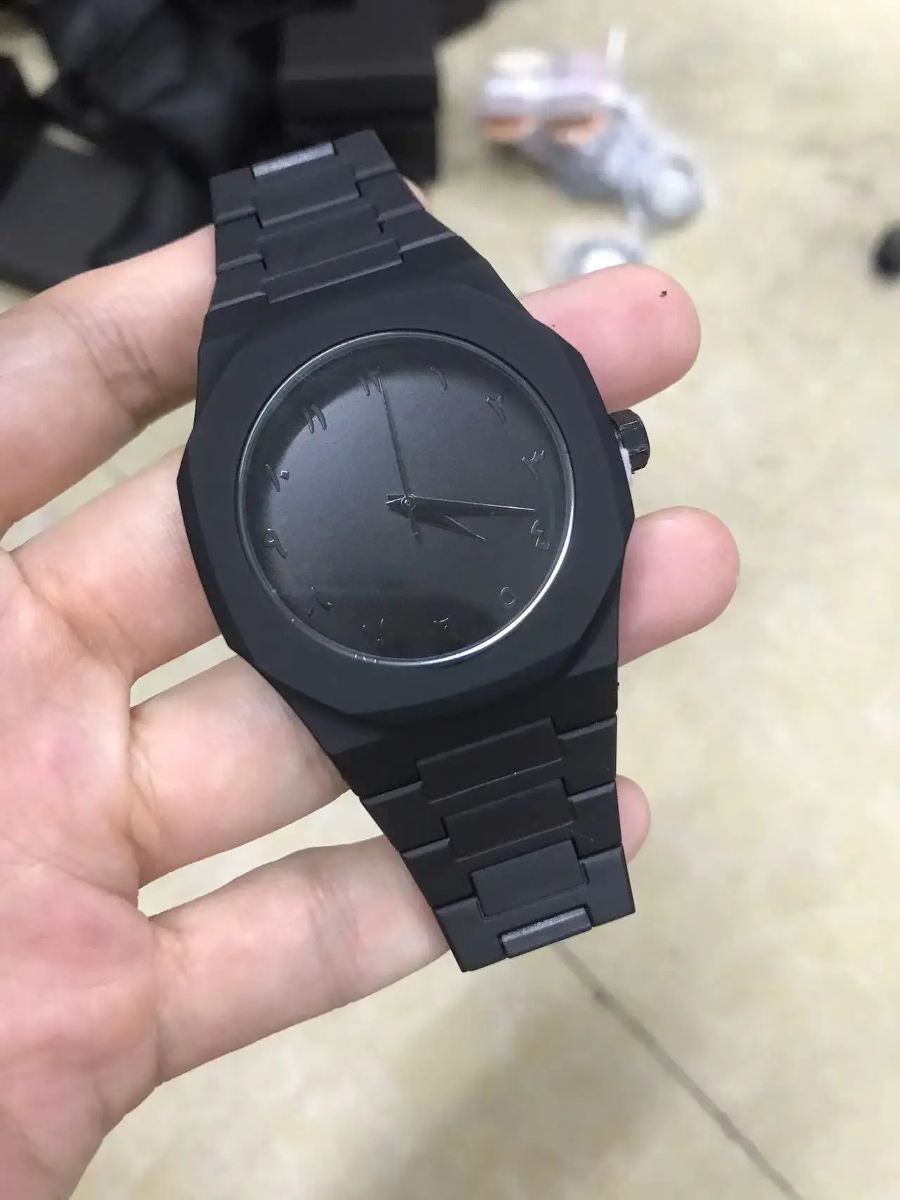 Black Geometric Comic Quartz Watch for Couples — feature 15