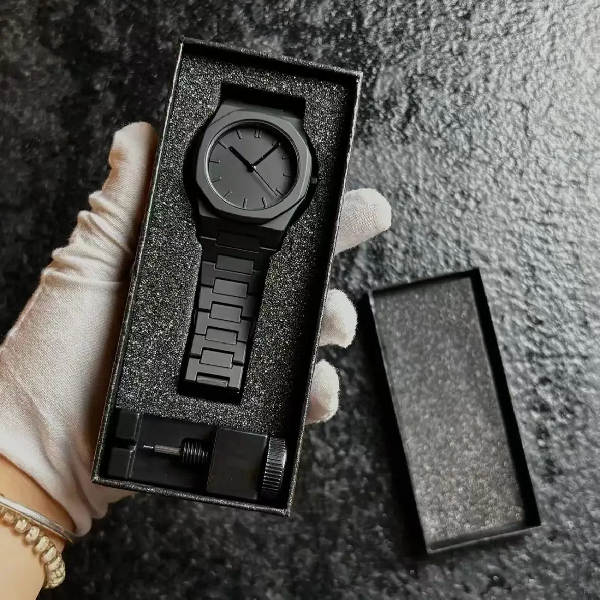 Black Geometric Comic Quartz Watch for Couples — feature 3