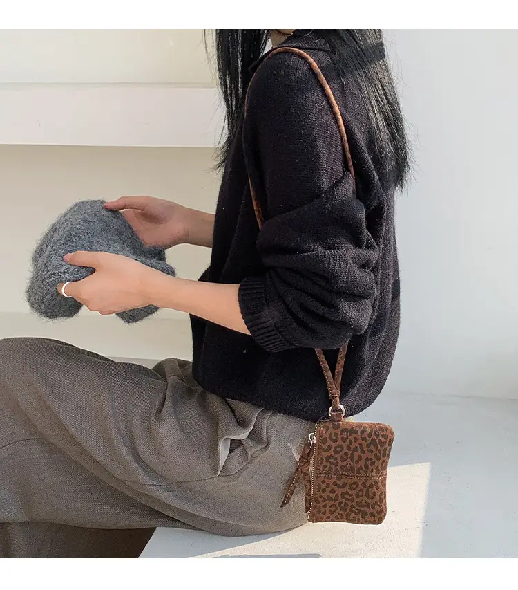 Neck-Hanging Mini Leather Coin Purse Brown — feature 15