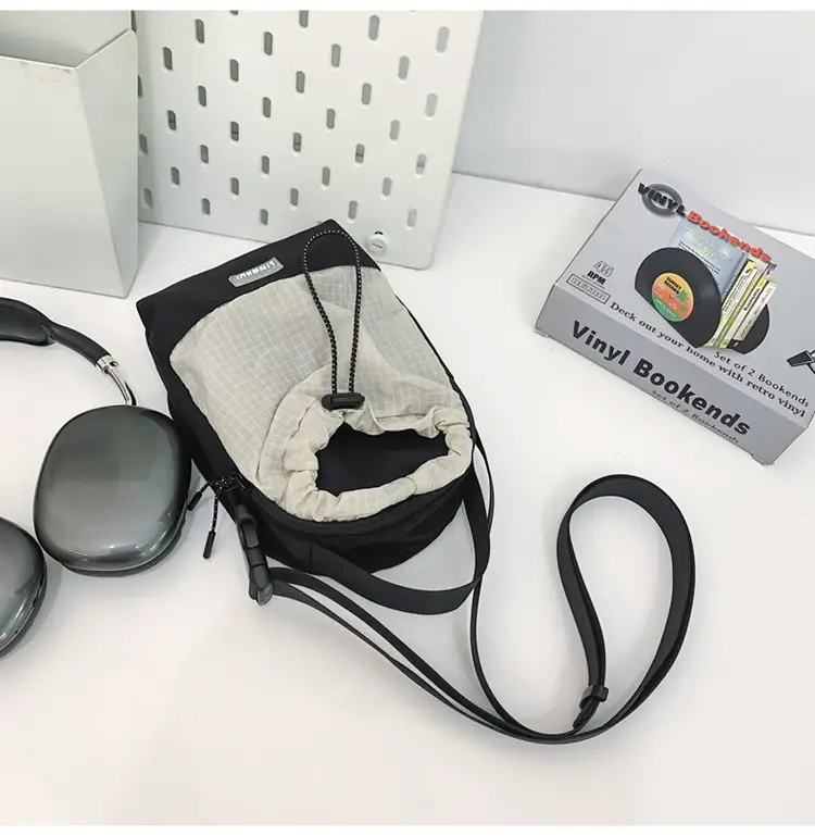 Black Crossbody Phone Bag for Men Lightweight Mobile Carry — feature 40