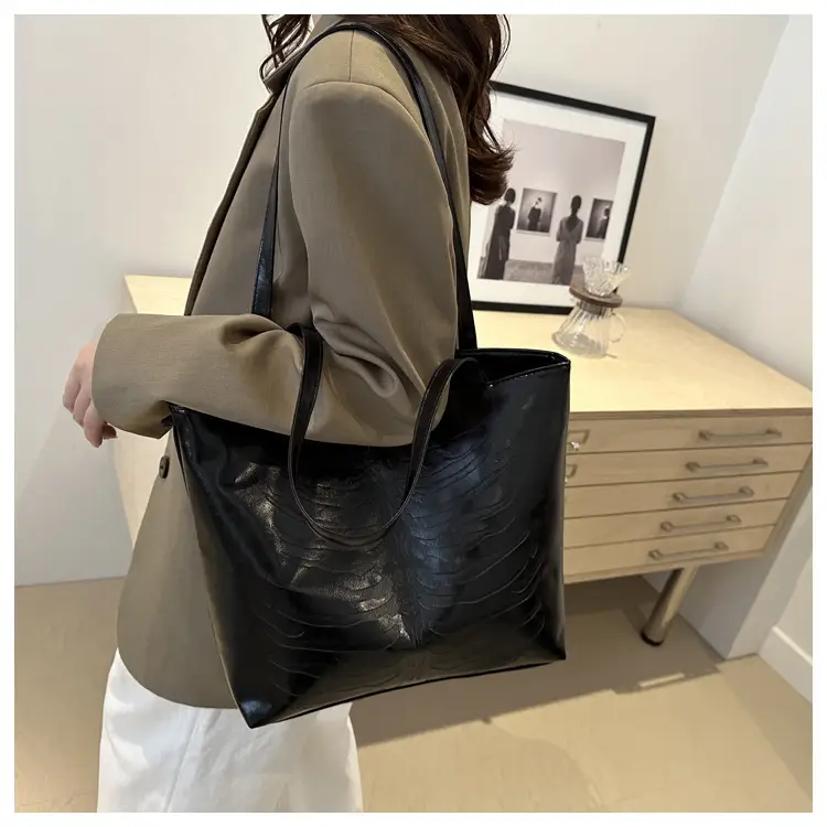 White Soft Leather Tote Bag for Women 2024 — feature 21