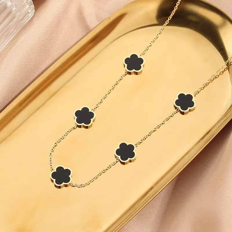 Women's Five-leaf Flower Titanium Steel Necklace Light Luxury — feature 7
