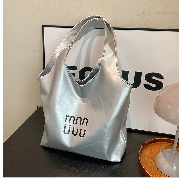 Black Leather Tote Bag for College Students 2026 — feature 10