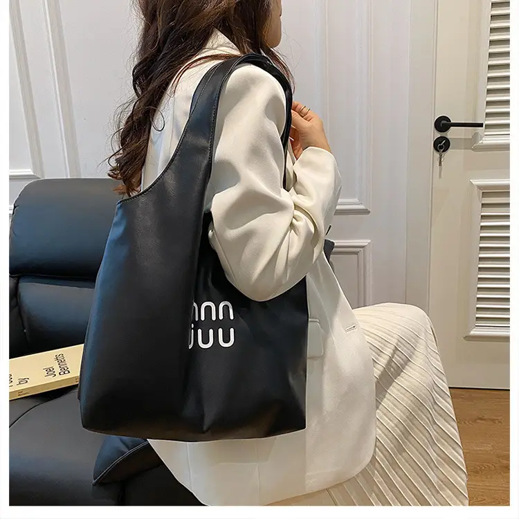 Black Leather Tote Bag for College Students 2026 — feature 21