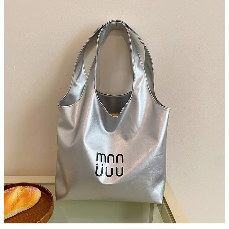 Black Leather Tote Bag for College Students 2026 — feature 29