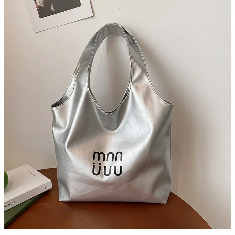 Black Leather Tote Bag for College Students 2026 — feature 31