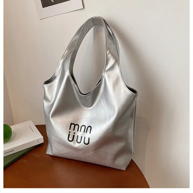 Black Leather Tote Bag for College Students 2026 — feature 32
