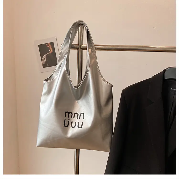 Black Leather Tote Bag for College Students 2026 — feature 39