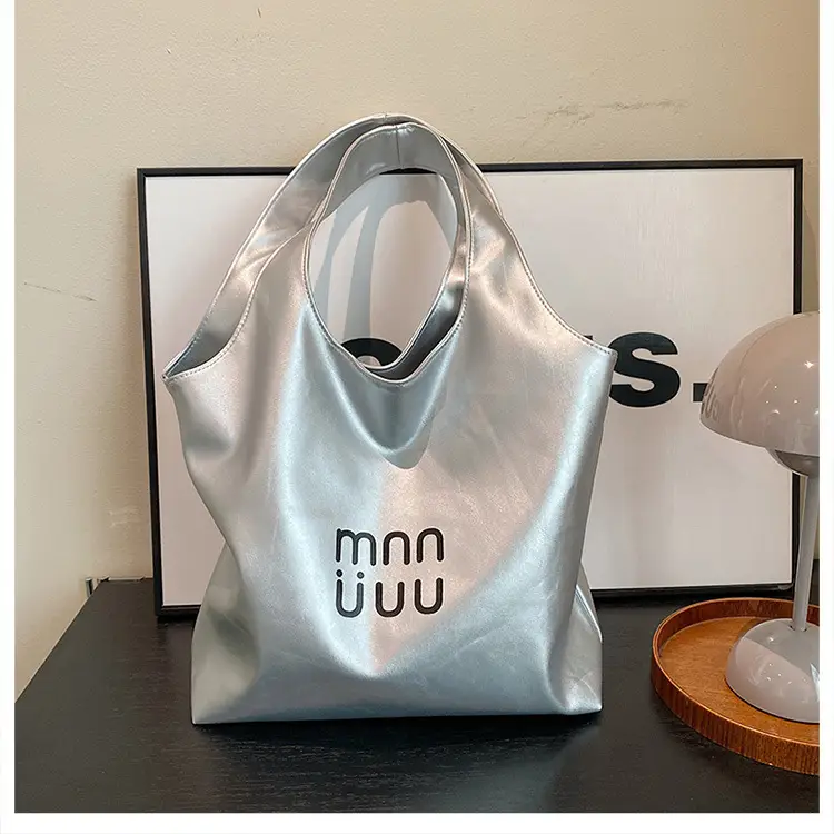 Black Leather Tote Bag for College Students 2026 — feature 8