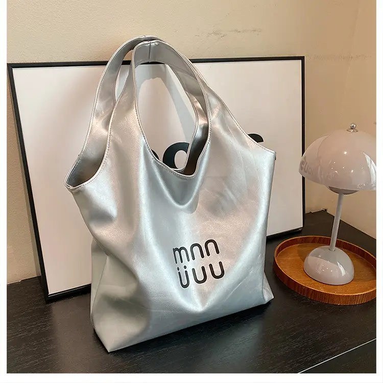 Black Leather Tote Bag for College Students 2026 — feature 9