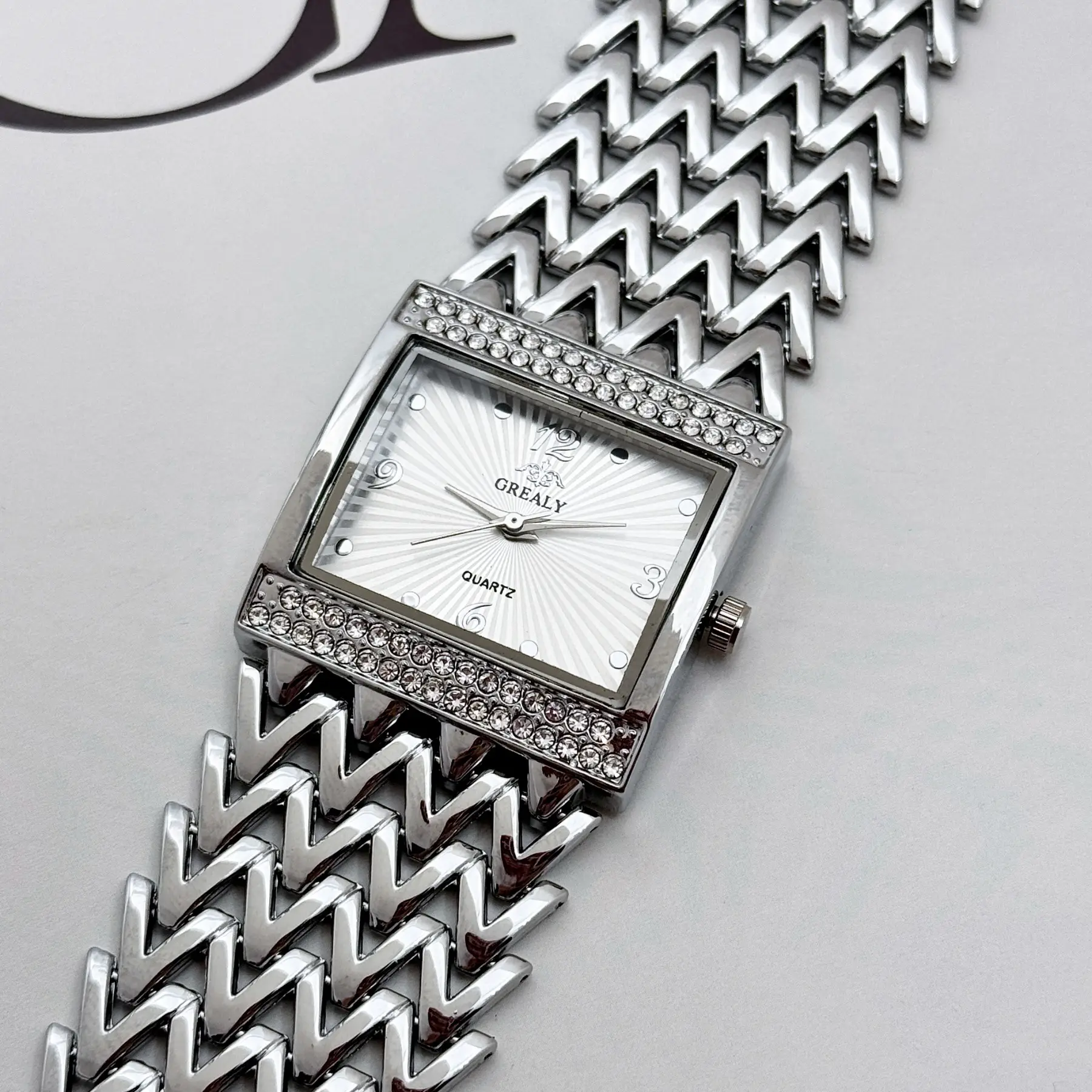 Women's Square Diamond Wavy Strap Quartz Watch — feature 11