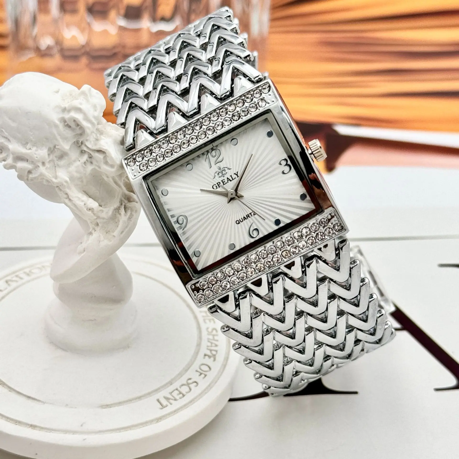 Women's Square Diamond Wavy Strap Quartz Watch — feature 12