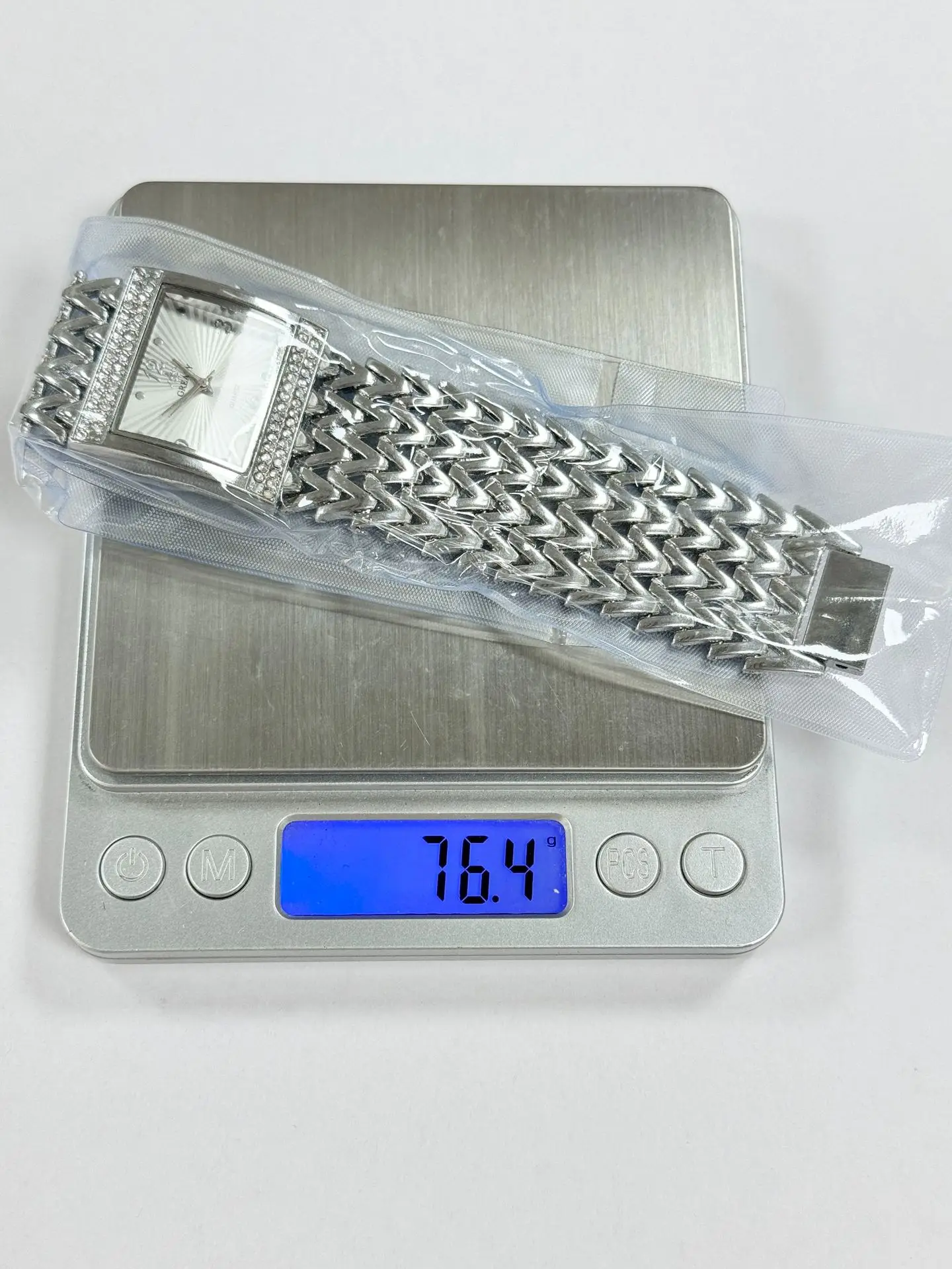 Women's Square Diamond Wavy Strap Quartz Watch — feature 2