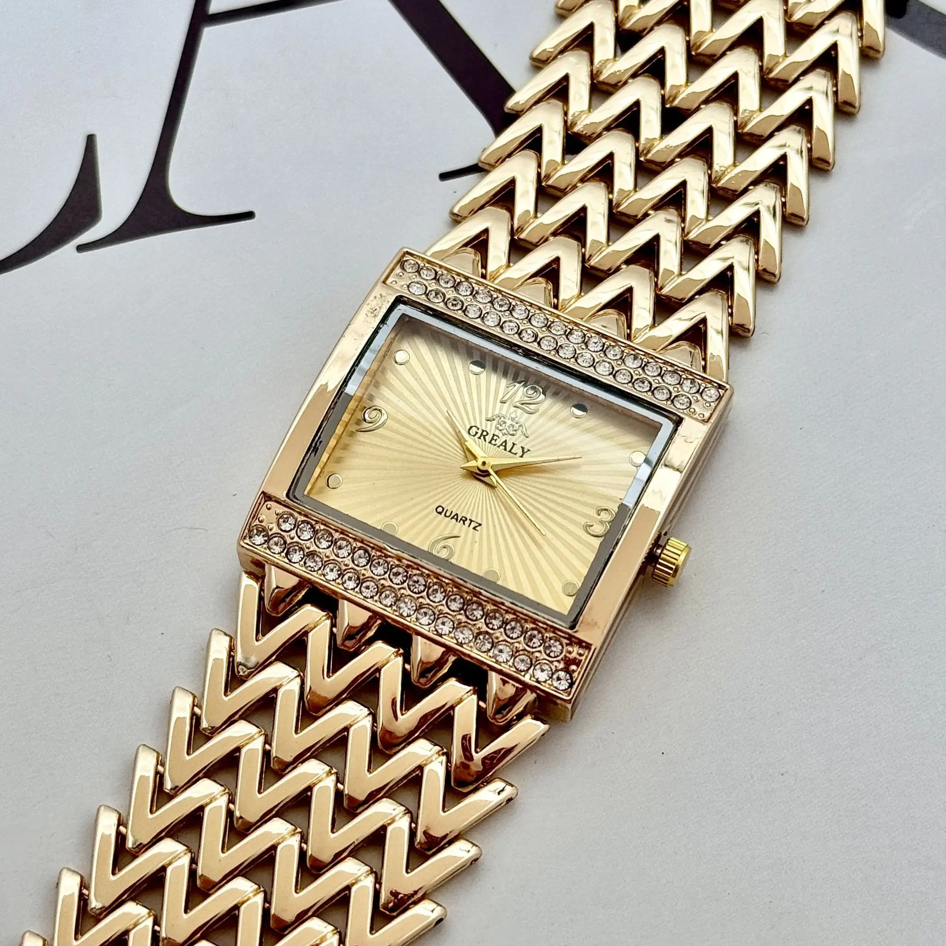 Women's Square Diamond Wavy Strap Quartz Watch — feature 5