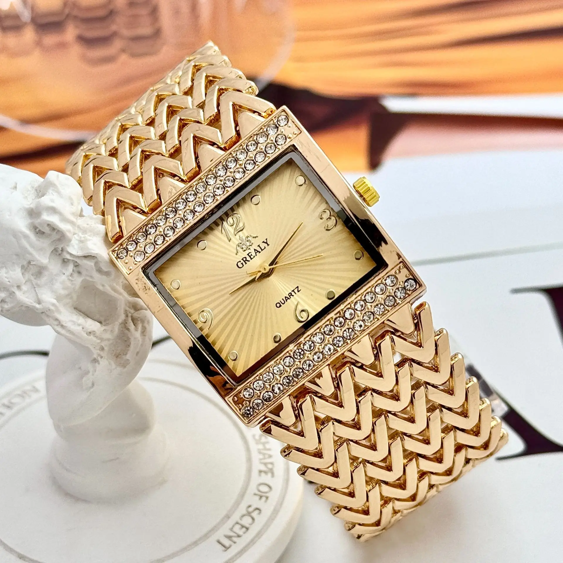 Women's Square Diamond Wavy Strap Quartz Watch — feature 6