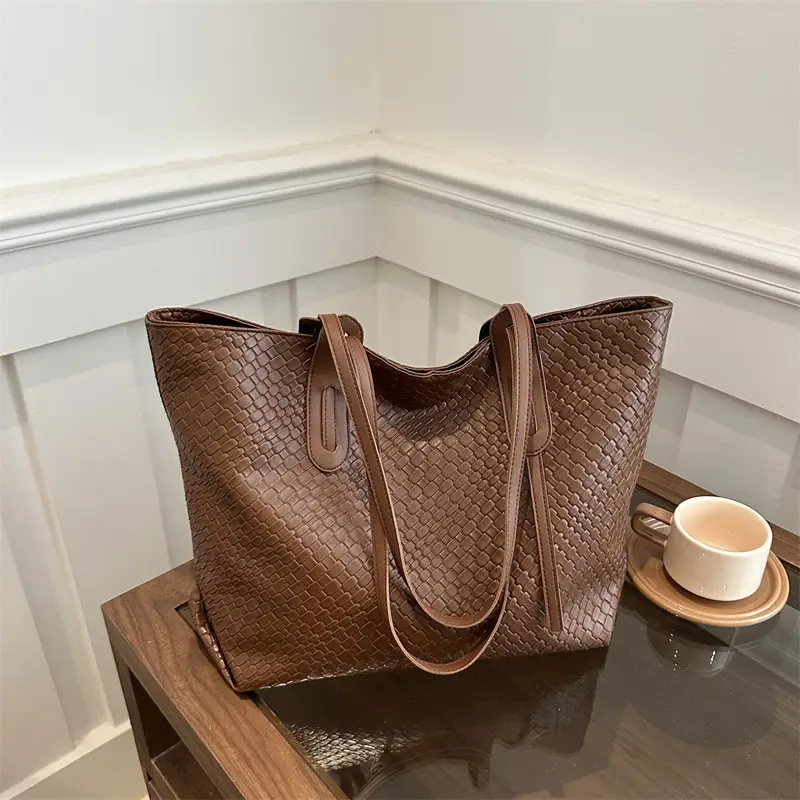 Women's High-End Retro Tote Bag Large Capacity Shoulder Bag - Image 6