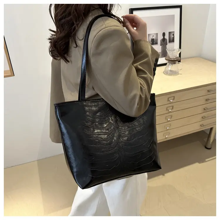Women's Retro Croc Leather Shoulder Bag Red 2024 - Image 9