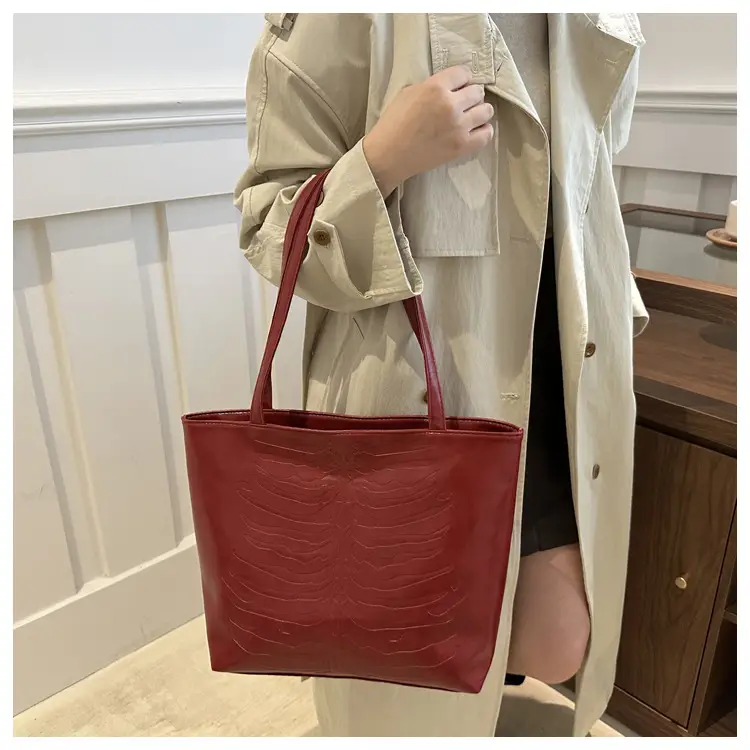 Women's Retro Croc Leather Shoulder Bag Red 2024 — feature 15
