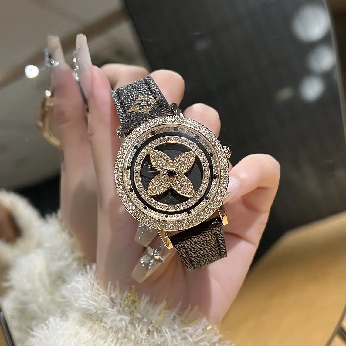 Suci Red 6166 Classic Four Leaf Clover Watch - Image 6