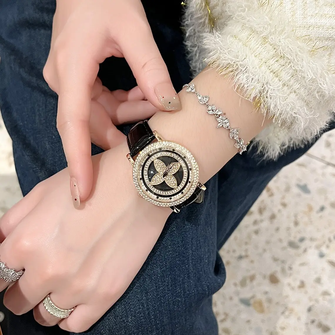 Suci Red 6166 Classic Four Leaf Clover Watch - Image 7