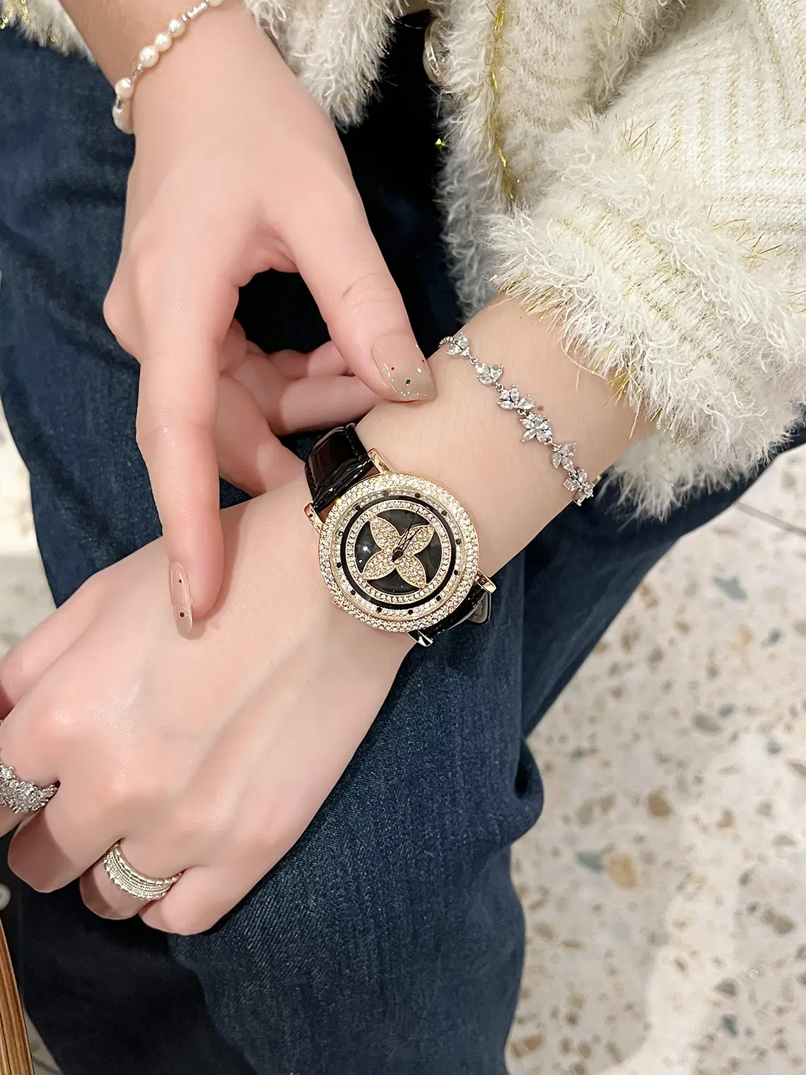 Suci Red 6166 Classic Four Leaf Clover Watch — feature 4