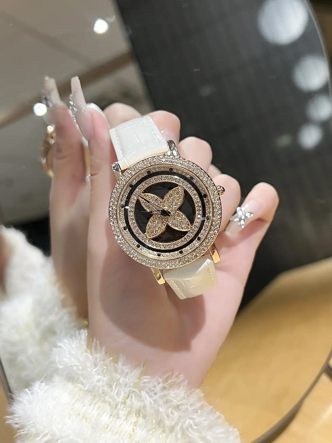 Suci Red 6166 Classic Four Leaf Clover Watch - Image 2