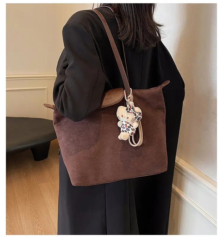 Women's 2025 Casual Shoulder Bag with Flower Charm — feature 3