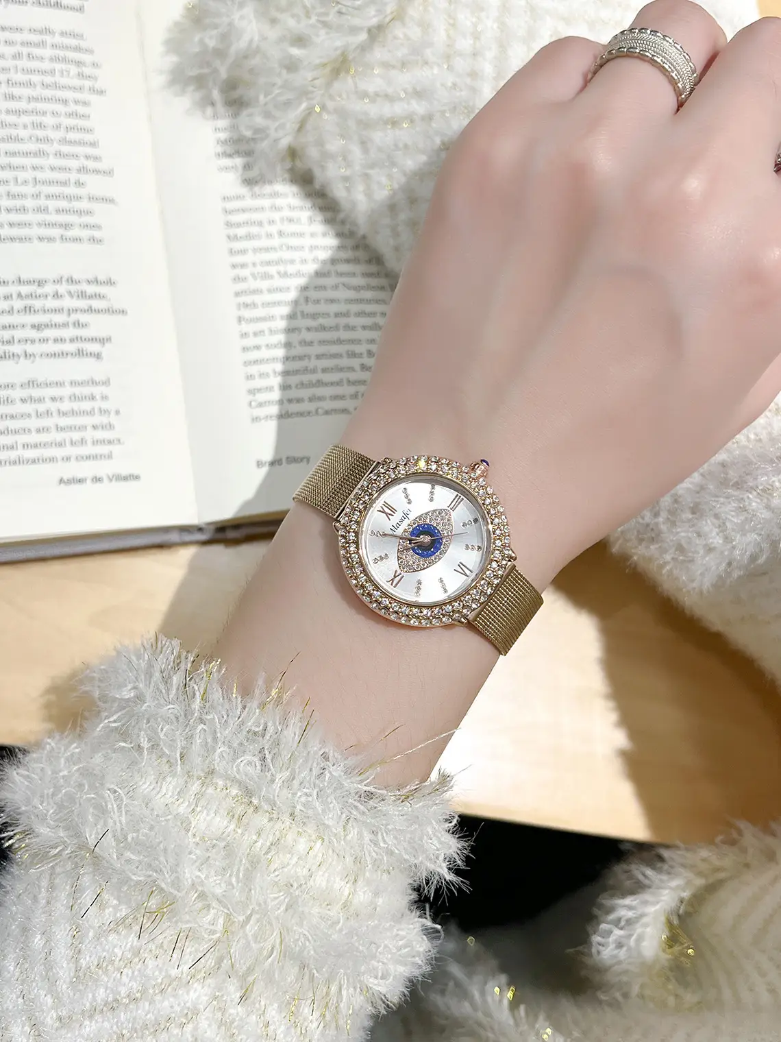 Women's Light Luxury Waterproof Diamond Watch — feature 2