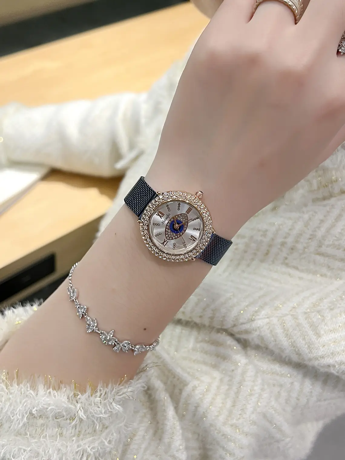 Women's Light Luxury Waterproof Diamond Watch — feature 3