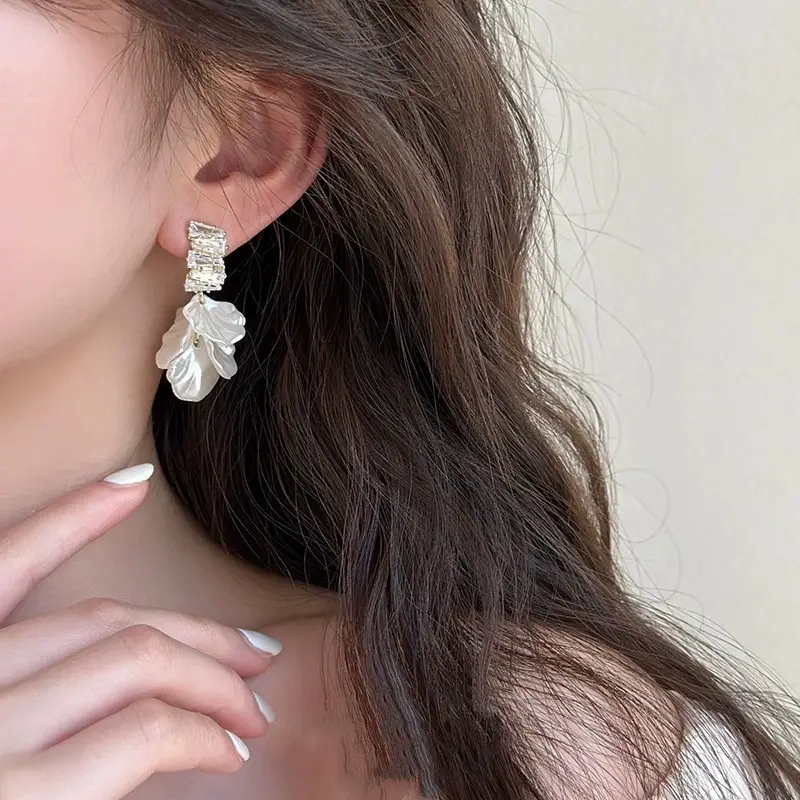 Mosquito Incense Plate Ear Clip Without Ear Holes French Entry Luxury Super Fairy White Shell Flower Earrings Fashion Western Style Design Sense Women