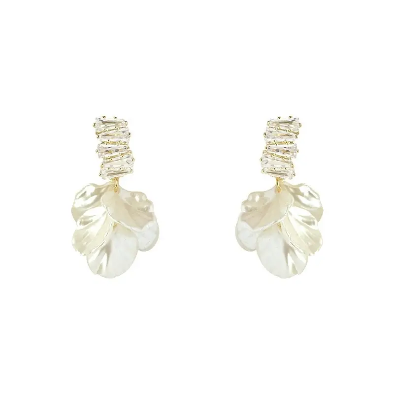 Mosquito Incense Plate Ear Clip Without Ear Holes French Entry Luxury Super Fairy White Shell Flower Earrings Fashion Western Style Design Sense Women