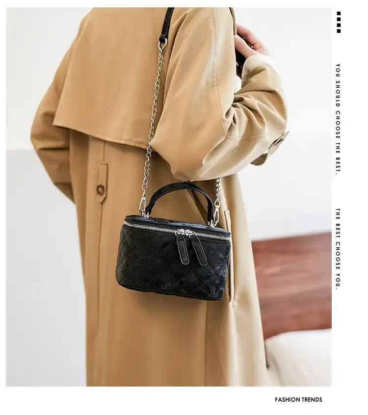 Black Diamond Chain Shoulder Bag 2024 — feature 1