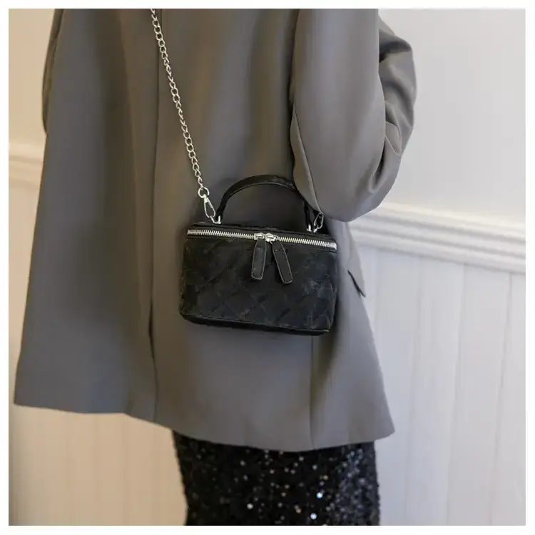 Black Diamond Chain Shoulder Bag 2024 — feature 10