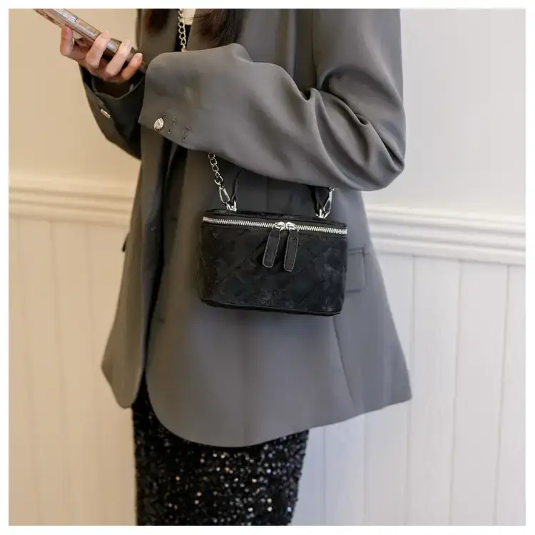 Black Diamond Chain Shoulder Bag 2024 — feature 11