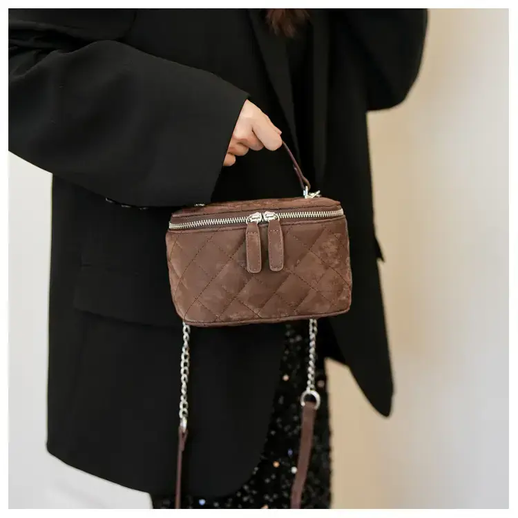 Black Diamond Chain Shoulder Bag 2024 — feature 12