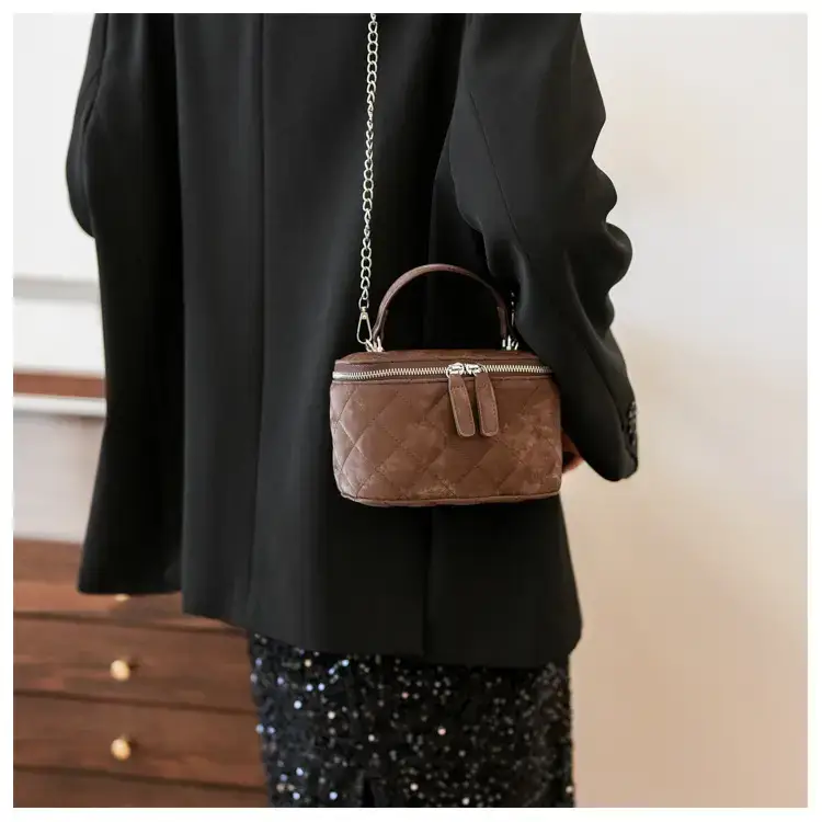 Black Diamond Chain Shoulder Bag 2024 — feature 13