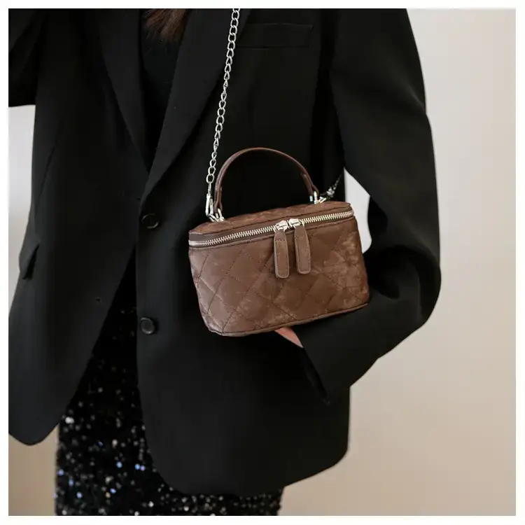 Black Diamond Chain Shoulder Bag 2024 — feature 14